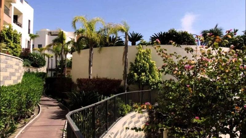 Spacious With 3 Pools & Gym Apartment