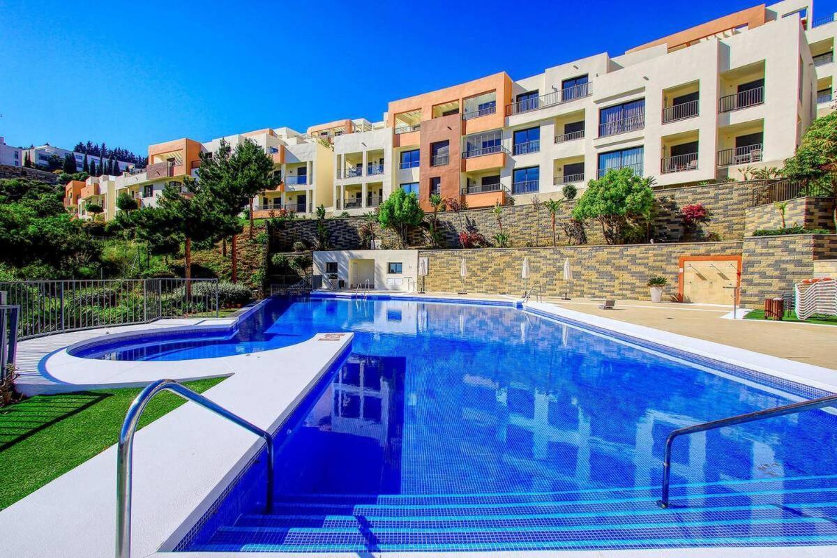Spacious With 3 Pools & Gym Apartment *