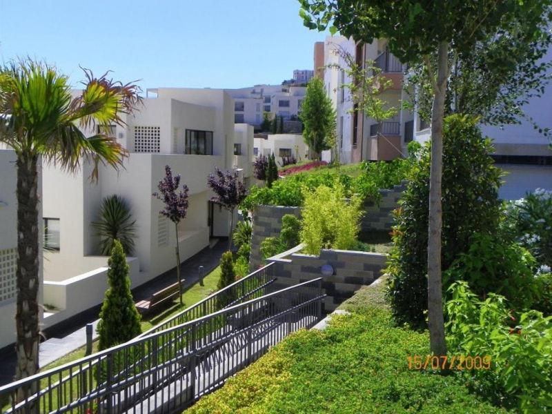 Spacious With 3 Pools & Gym Apartment