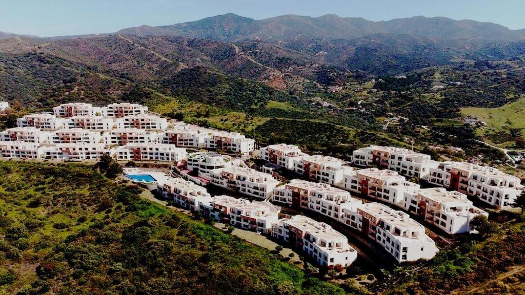 Apartment Spacious With 3 Pools & Gym *