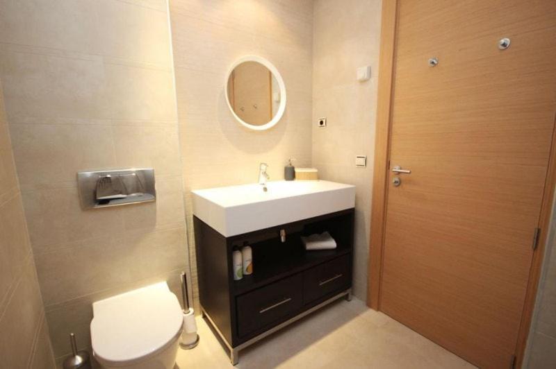 Spacious With 3 Pools & Gym Apartment