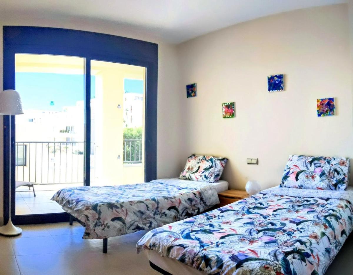 Spacious With 3 Pools & Gym Apartment