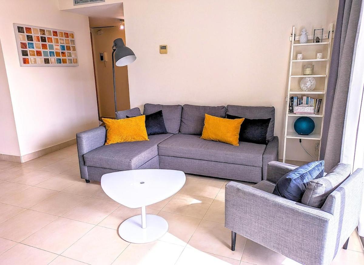 Spacious With 3 Pools & Gym Apartment *